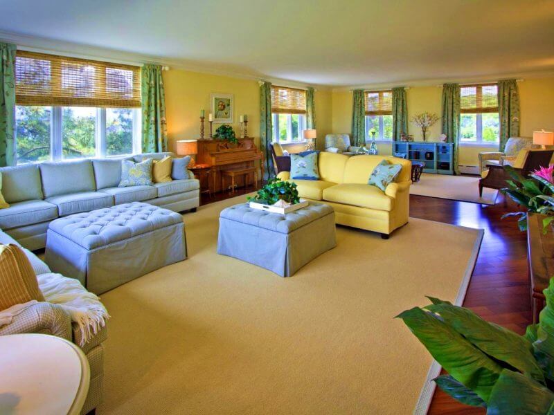 Livin room with yellow sofa and green curtains